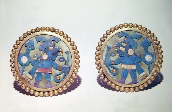Discos de oreja decorados con guerreros con cabeza de pájaro que llevan escudos, lanzas y hondas, estilo Mochica de Pre Columbian Pre Columbian