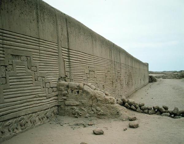 Muro exterior de la plaza de las ceremonias, Palacio Tschudi, construido por los Chimú, c.1300 a.C. de Pre Columbian Pre Columbian