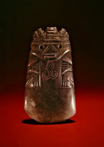 Figura celta con animales y aves en el tocado, de Guácimo, área de Línea Vieja (jade verde mar translúcido) de Pre Columbian Pre Columbian