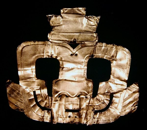 Cabeza de puma martillada en plata, de Pachacamac, Perú de Pre Columbian Pre Columbian