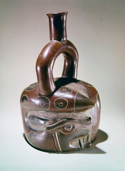 Jarra pintada e incisa adornada con serpientes con cabeza de puma, de Sausal, Valle de Chicama, Perú de Pre Columbian Pre Columbian