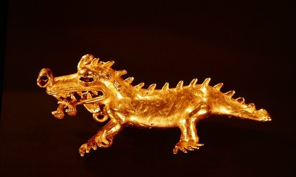 Colgante que representa un cocodrilo con una figura humana en su boca, de La Vaca, Punta Burica de Pre Columbian Pre Columbian