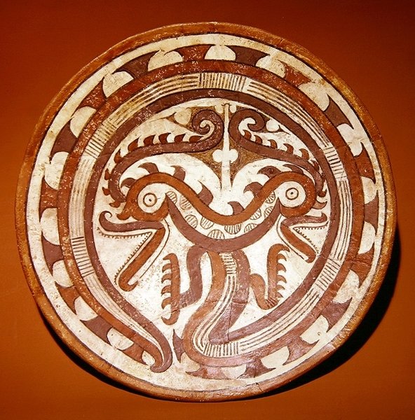 Plato que representa cabezas gemelas de cocodrilo en un cuerpo de serpiente enroscada, estilo Coclé Tardío de Pre Columbian Pre Columbian