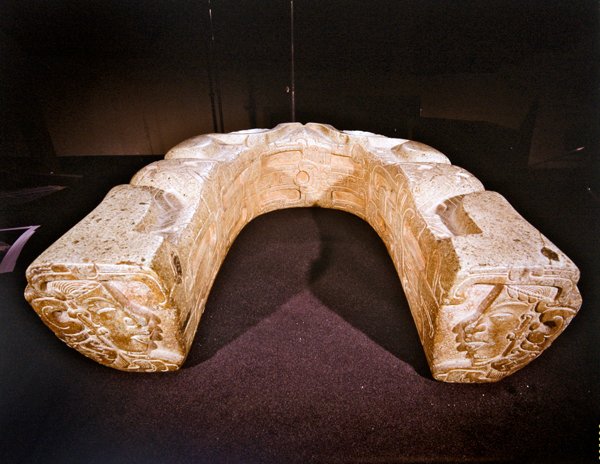 Vista trasera del yugo usado en juegos de pelota, Veracruz de Pre Columbian Pre Columbian