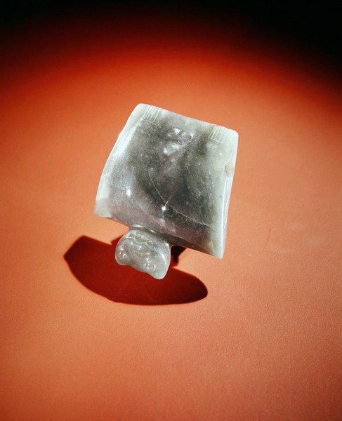 Colgante alado re-trabajado, de Guácimo, área de Línea Vieja (jade verde mar translúcido) de Pre Columbian Pre Columbian
