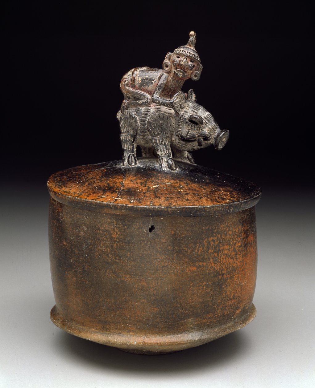 Cuenco con tapa con un hombre montando un pecarí, 250-550 de Pre Columbian Pre Columbian