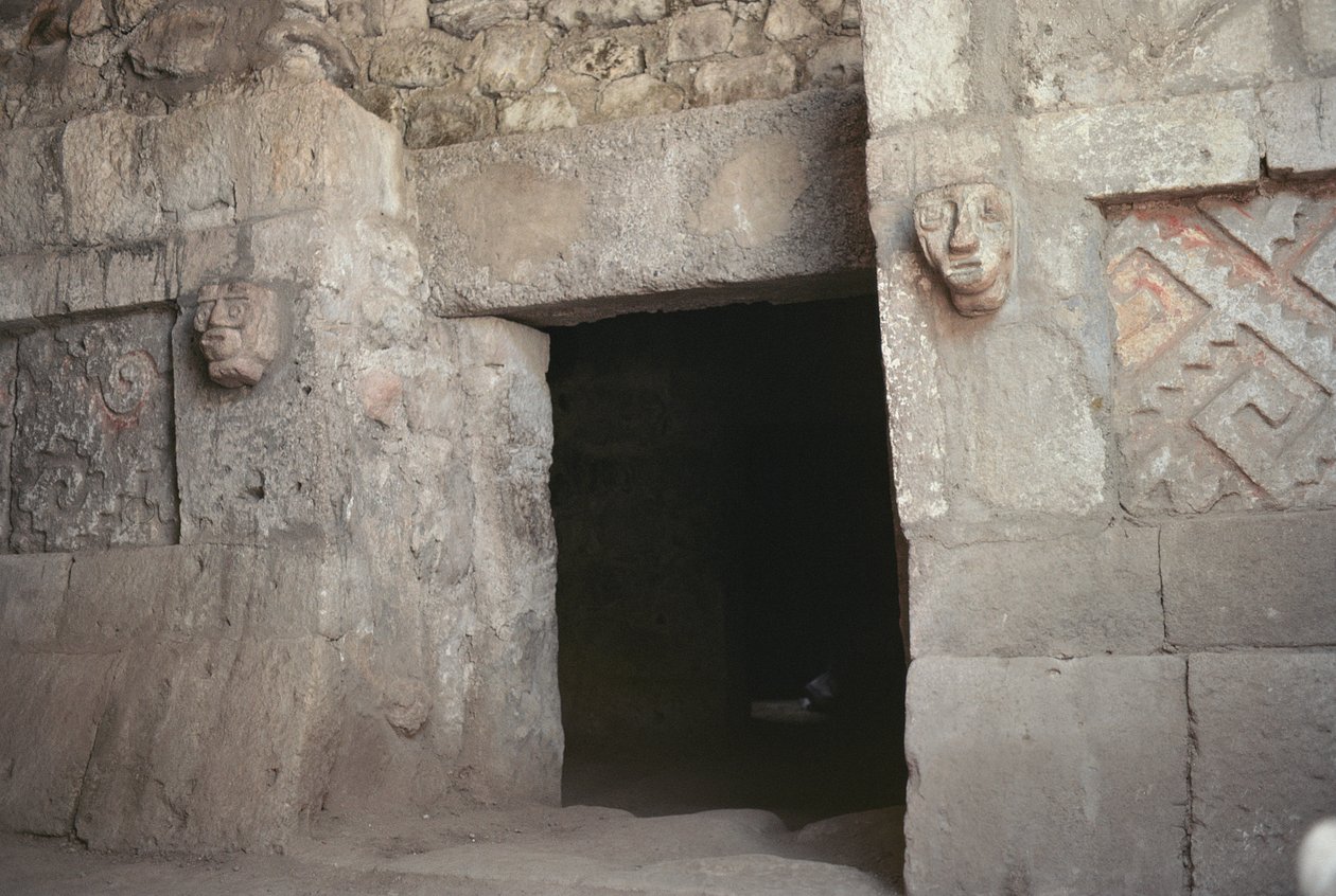 Un portal con cabezas talladas, Periodo Postclásico Tardío de Pre Columbian
