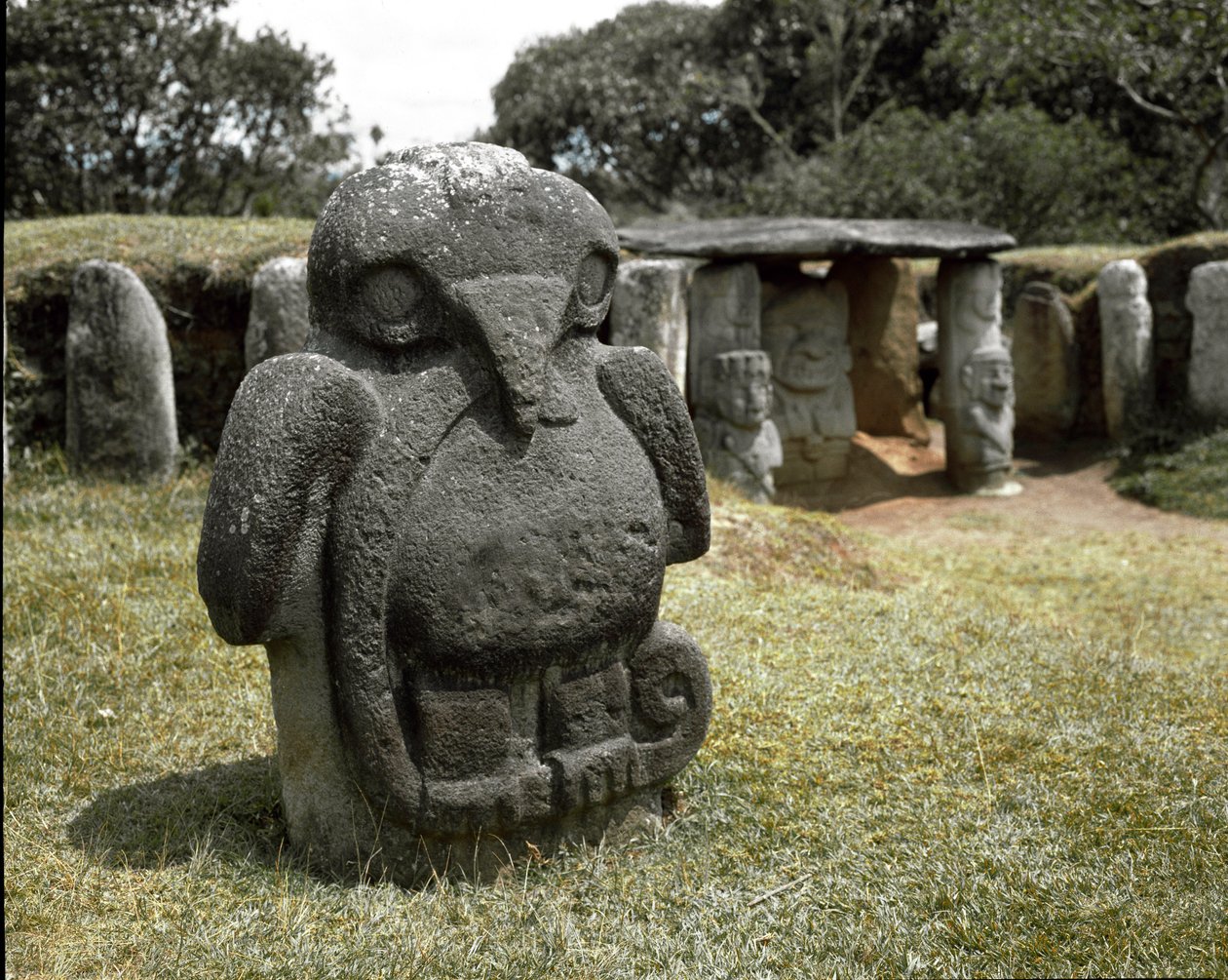 Escultura megalítica de un pájaro sosteniendo una serpiente de Pre Columbian Pre Columbian