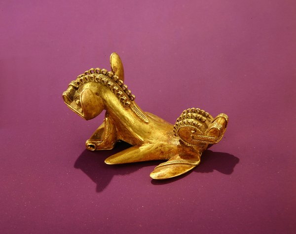 Colgante tairona que representa un animal de dos cabezas, siglos VII-VIII d.C. (oro) de Pre Columbian Pre Columbian