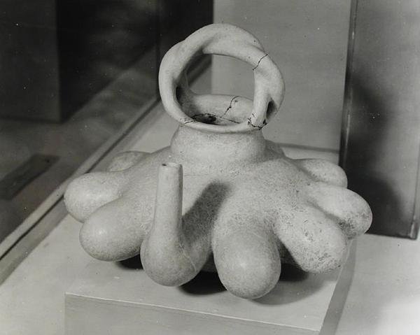 Jarrón decorado con diez formas de pezón, Huasteco, c.1000-1250 de Pre Columbian Pre Columbian