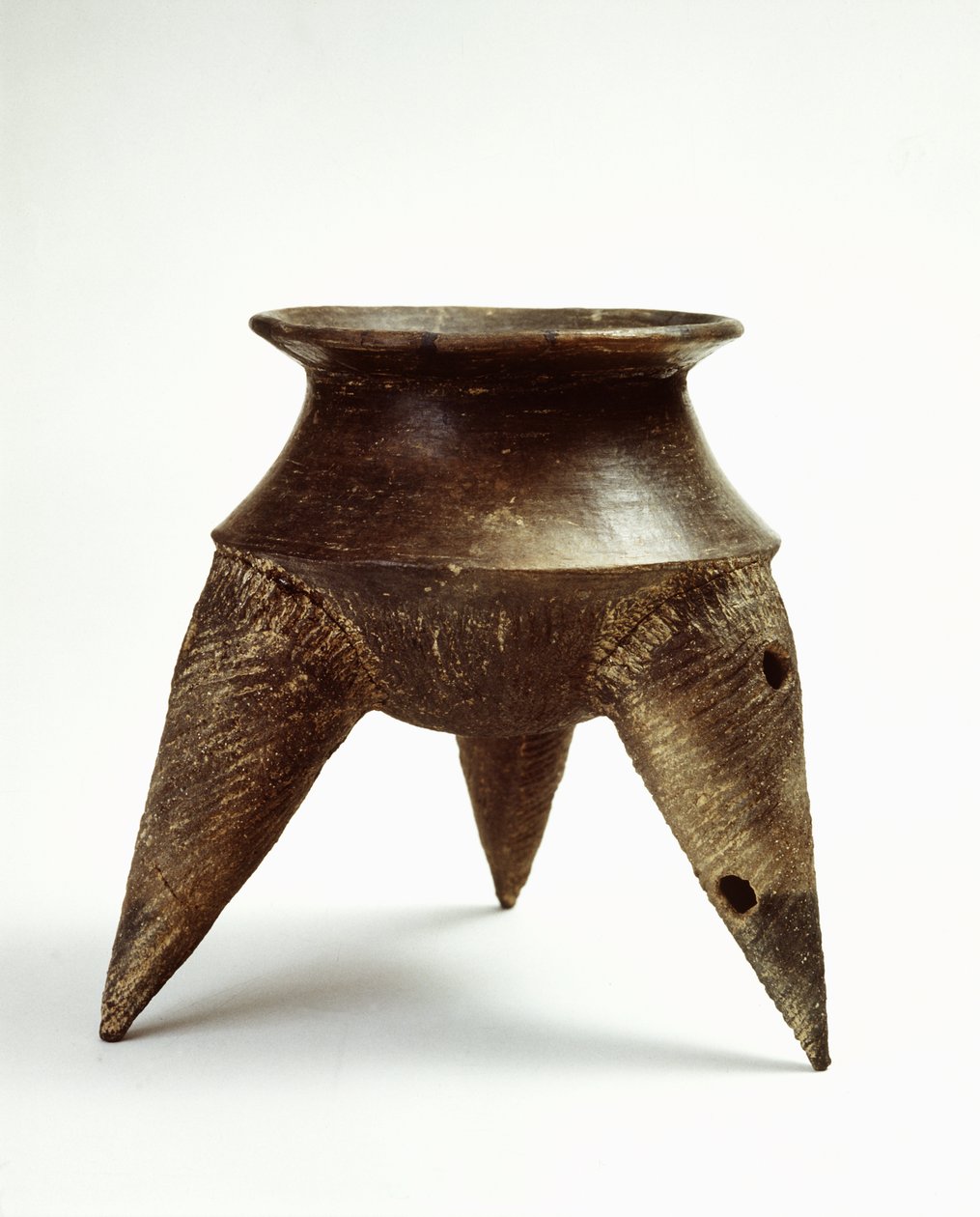 Olla de tres patas de Prehistoric