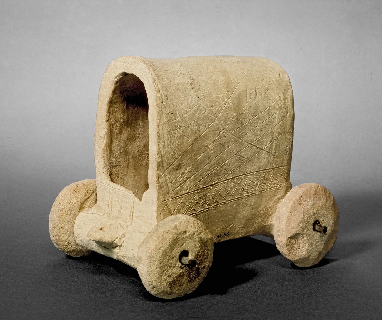 Modelo de un carro cubierto, se dice que es de Hammam cerca de Carquemis (Jerablus) Siria, c.2400-2300 a.C. de Prehistoric