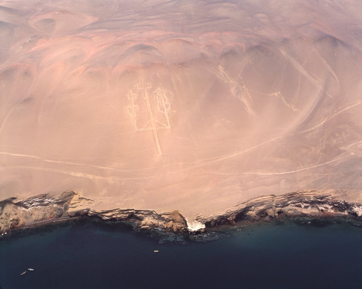 Vista aérea del Candelabro de Paracas o el Candelabro de los Andes, en la Bahía de Pisco de Prehistoric Prehistoric