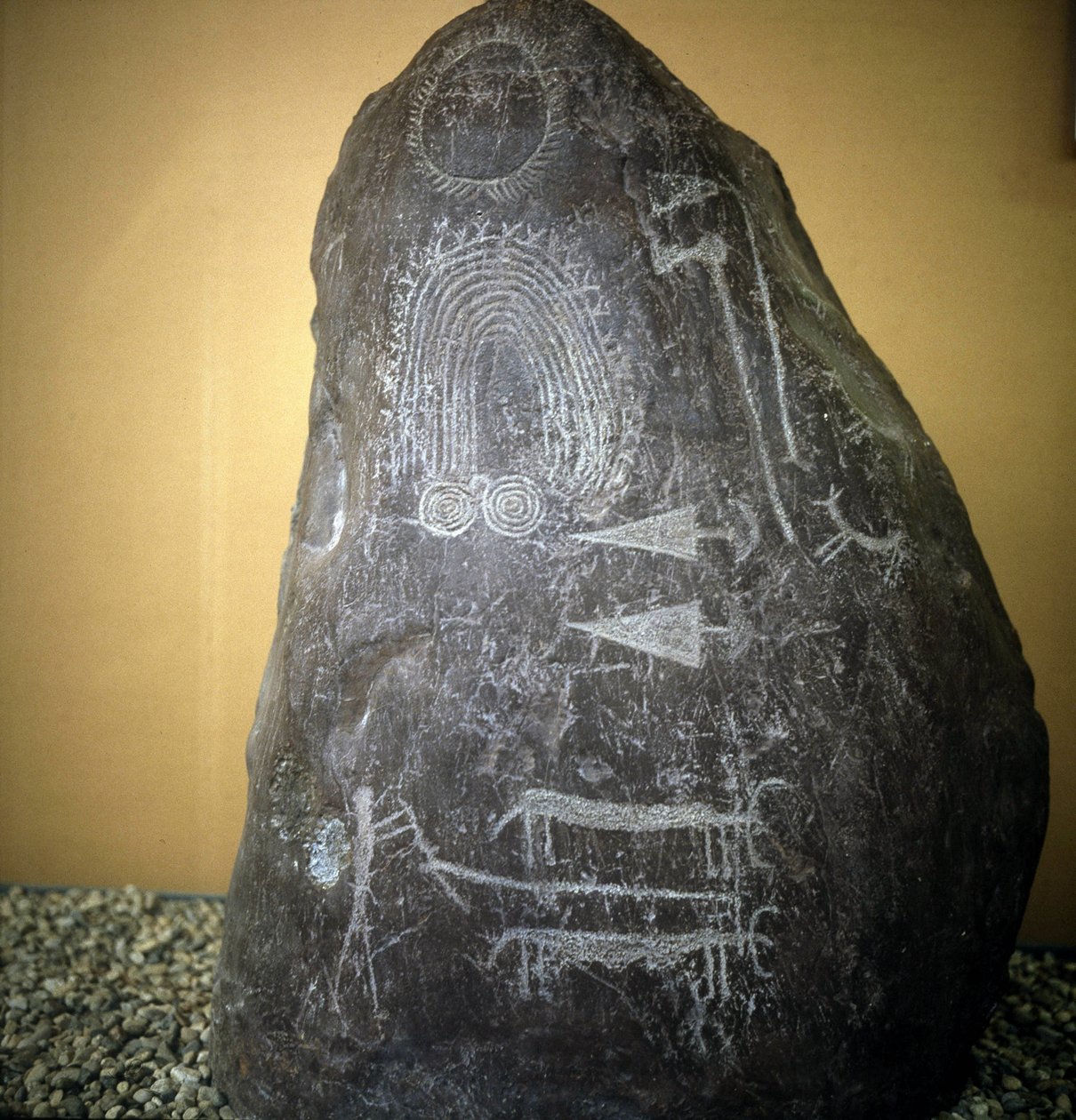 Civilización de los Camunni, Prehistoria, arte rupestre: roca funeraria, animales, puntas de flecha y espirales - Estela de Bagnolo tipo 2 en Valcamonica (Valle de Camonica) (Italia) de Prehistoric Prehistoric