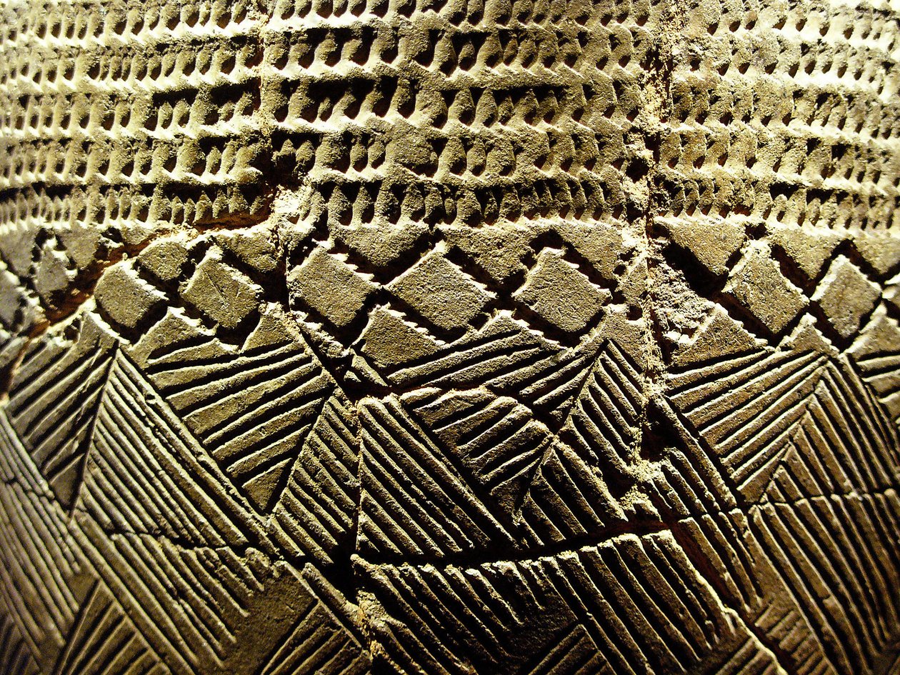 Cerámica con decoración de “diente de peine”, circa 8000 a.C. del Período Neolítico, Amsa-Dong, Corea. Fotografía, Museo Nacional de Seúl, República de Corea de Prehistoric Prehistoric