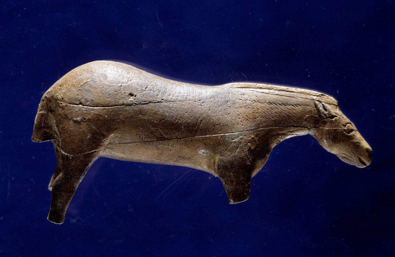 Arte prehistórico (Magdaleniense Medio): escultura en redondo de caballo en marfil de mamut de Prehistoric Prehistoric