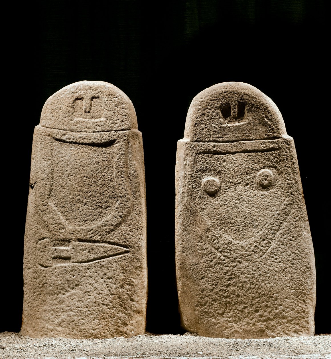 Arte prehistórico: dos menhires de hombre y mujer que datan de la Edad del Hierro del sitio de Lunigiana cerca de La Spezia, Italia. 1100-800 a.C. La Spezia, Museo Comunale della Civilta Lunigiana de Prehistoric Prehistoric