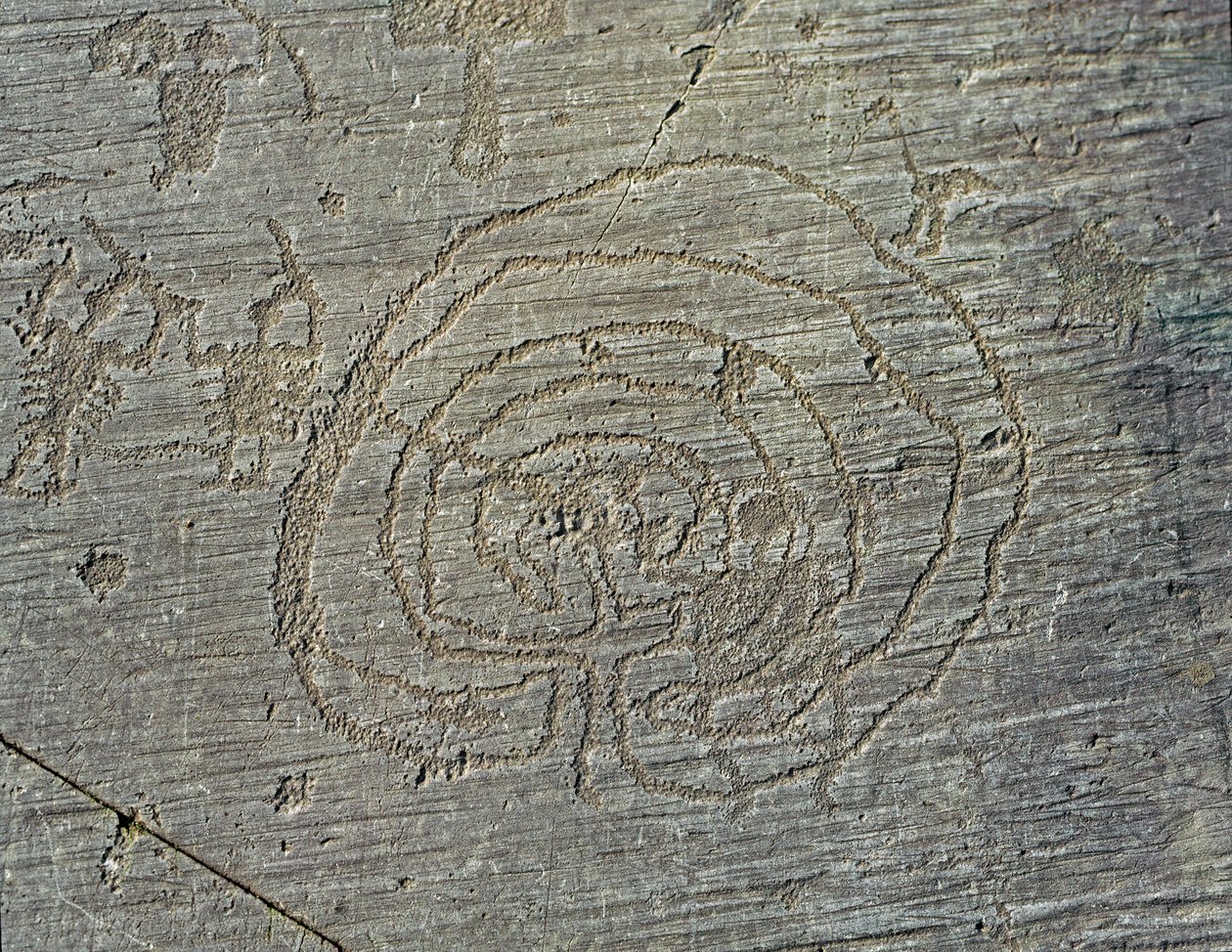 Prehistoria, civilización Camunni, arte rupestre: roca funeraria con la representación de guerreros con armas, escudos y espadas, y un laberinto. Período entre el Neolítico y la Edad de Bronce. Roche. 35 Capo di Ponte, Parque nacional de las inscripciones  de Prehistoric Prehistoric