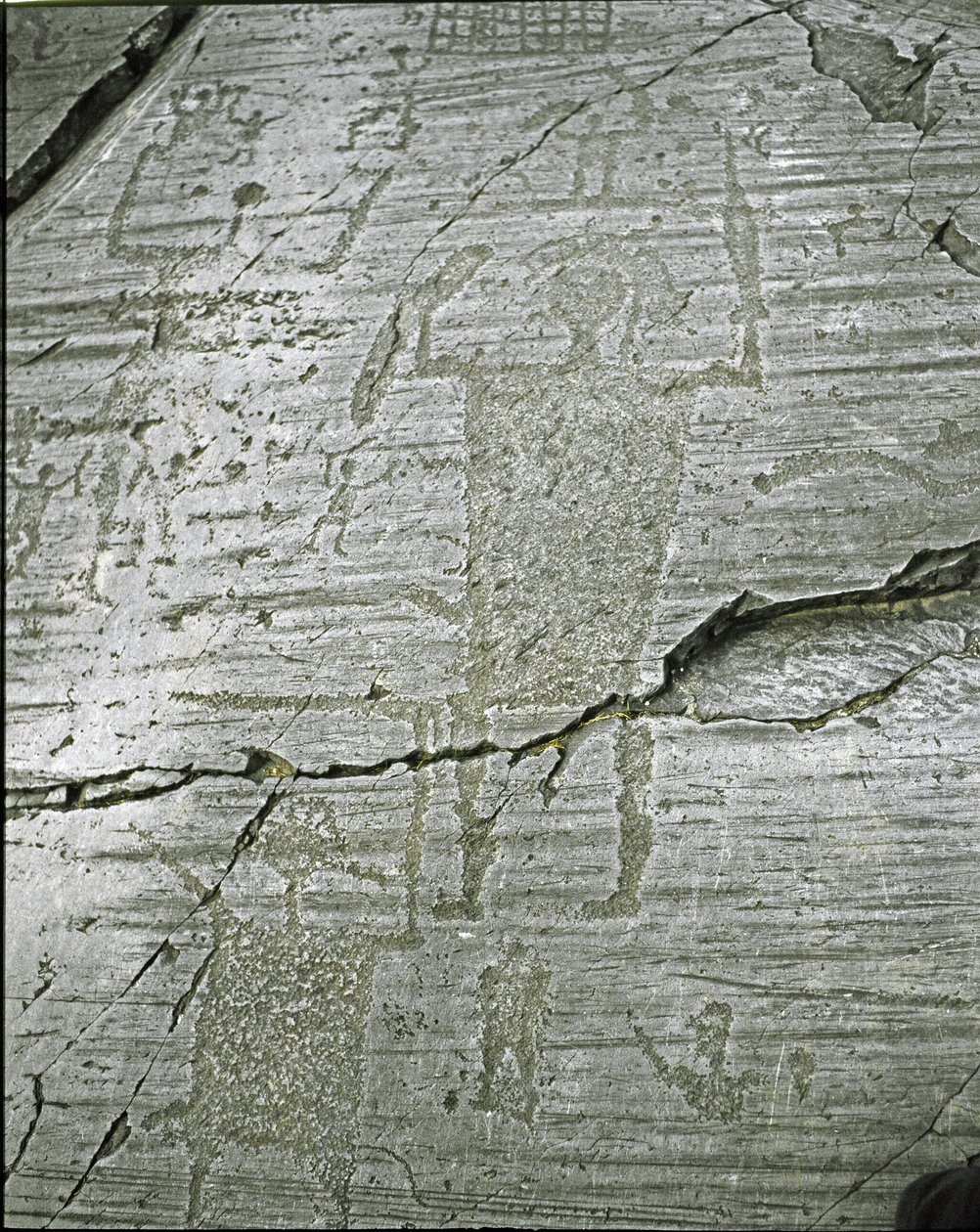 Prehistoria, civilización de los Camunni, arte rupestre: roca funeraria de representaciones estilizadas de guerreros, detalle que representa al Gran Guerrero armado con espadas y un escudo. Período entre el Neolítico y la Edad de Bronce. Roca n. 50. Naquan de Prehistoric Prehistoric