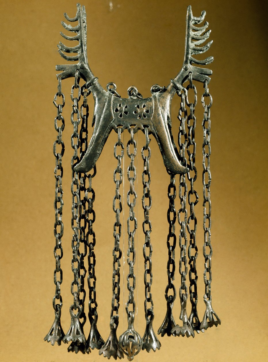 Prehistoria: colgante en forma de alce con dos cabezas de un sitio en Dolanlar (Azerbaiyán) Edad de Bronce. Bakú, Museo Estatal de Historia de la Religión de Azerbaiyán de Prehistoric Prehistoric