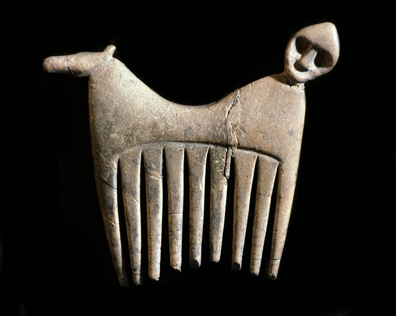 Prehistoria: peine de hueso con cabeza de hombre y caballo de la isla de Gotland. Edad de Piedra. Museo Sueco de Antigüedades Nacionales, Estocolmo, Suecia de Prehistoric Prehistoric