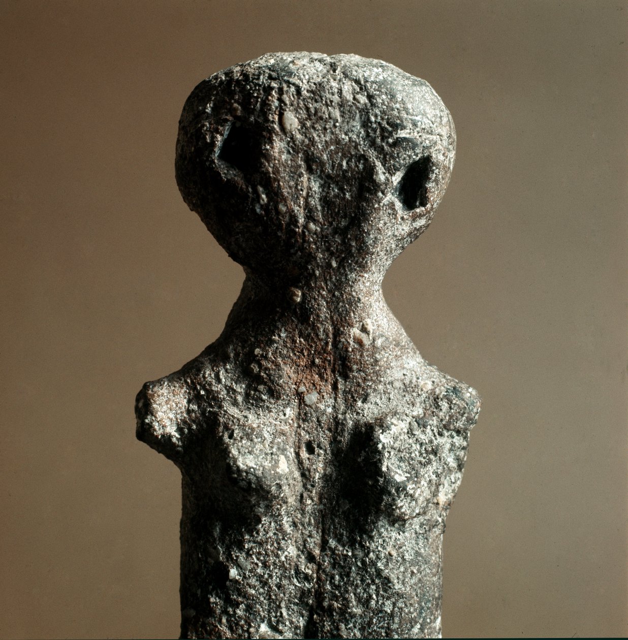 Prehistoria: ídolo femenino de terracota de la Necrópolis de Arene Candide (Finale Ligure), Liguria. Neolítico Medio, Edad de Piedra. Génova, museo di archeologia ligure de Prehistoric Prehistoric