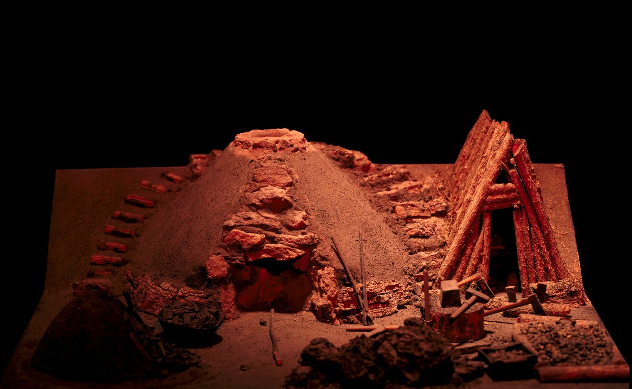 Prehistoria: reconstrucción de una forja de la Edad del Hierro. Saint Germain en Laye, Museo de Antigüedades de Prehistoric Prehistoric