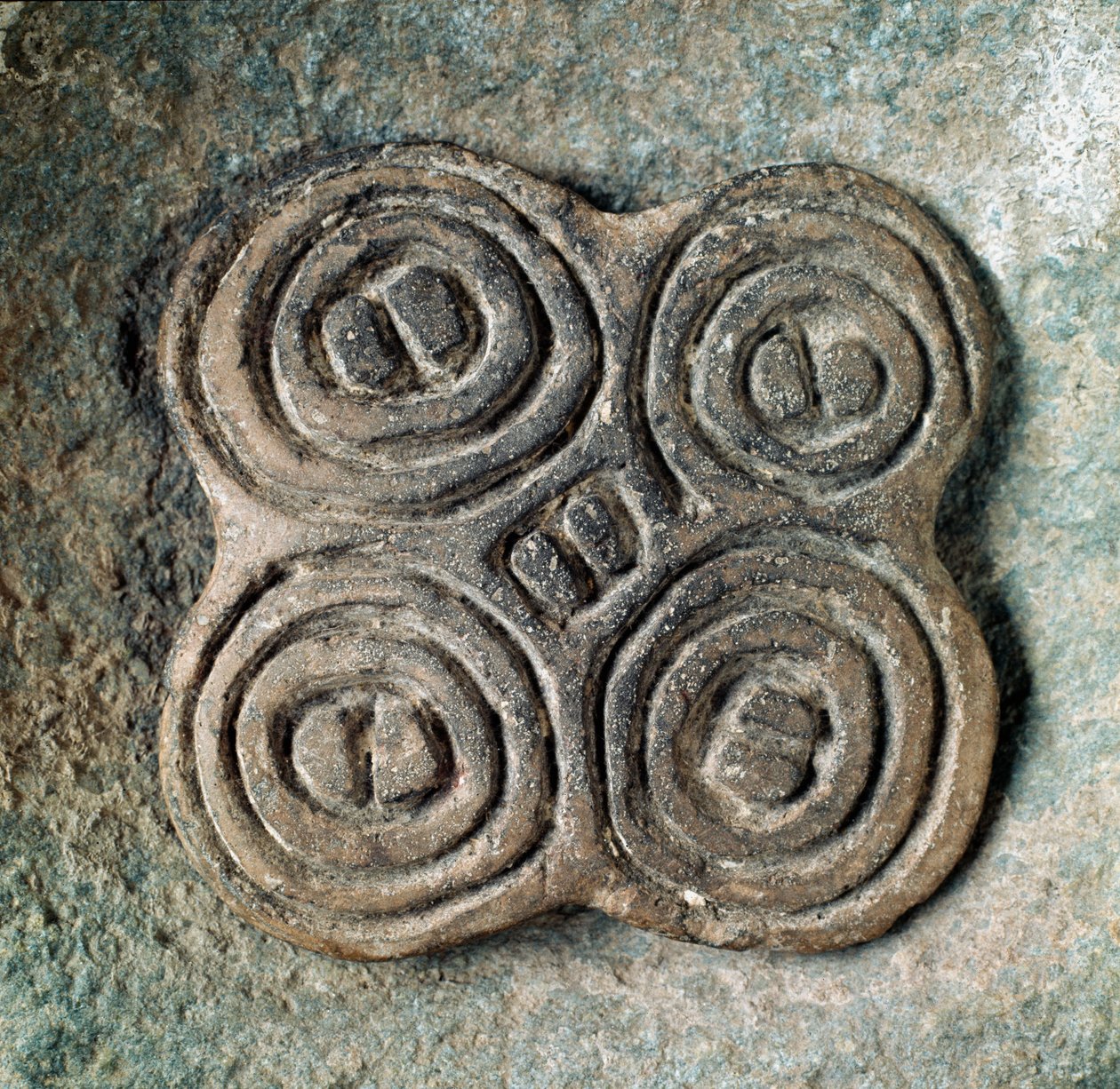 Prehistoria: sello o pintadera decorada con una espiral de la Necrópolis de Arene Candide (Finale Ligure), Liguria. Neolítico Medio, Edad de Piedra. Génova, museo di archeologia ligure de Prehistoric Prehistoric
