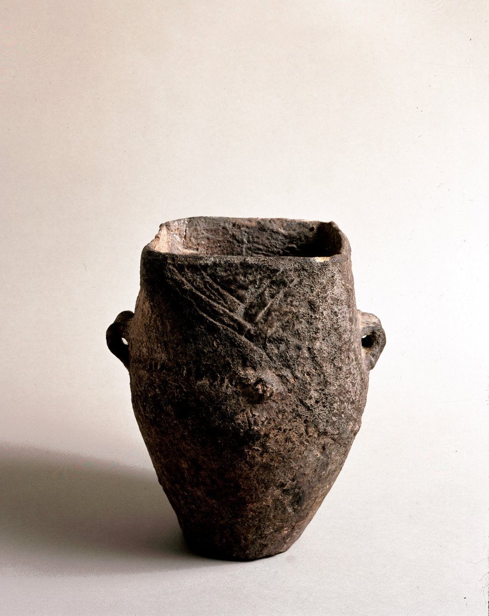 Prehistoria: jarrón de terracota con apertura cuadrada de la era neolítica de la Caverna Delle Arene en Candide (Liguria). Pegli, Museo Villa Pallavicini de Prehistoric Prehistoric