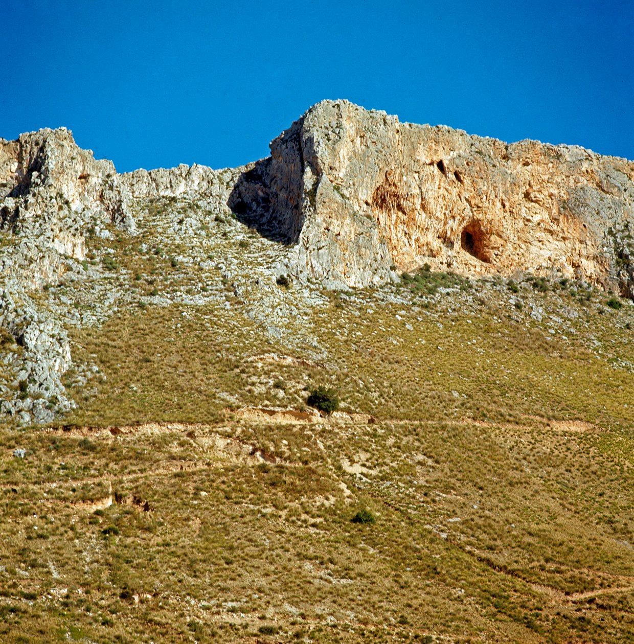 Prehistoria: la cresta de Monte Palmeto con una cueva que data del período Paleolítico. Monte Palmeto, Palermo, Italia de Prehistoric Prehistoric