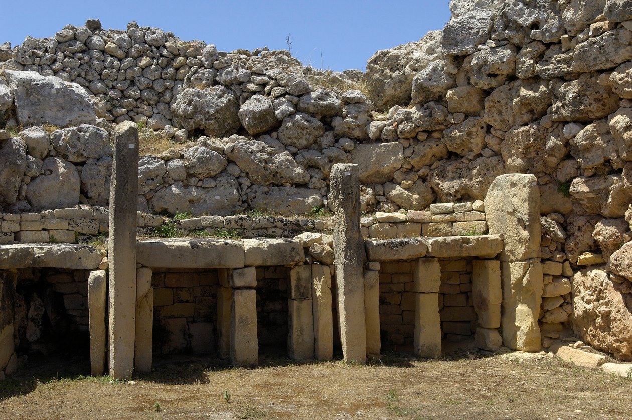 Prehistoria: vista del templo megalítico de Ggantija, que data del Neolítico (3500-2600 a.C.), isla de Gozo, Malta de Prehistoric Prehistoric