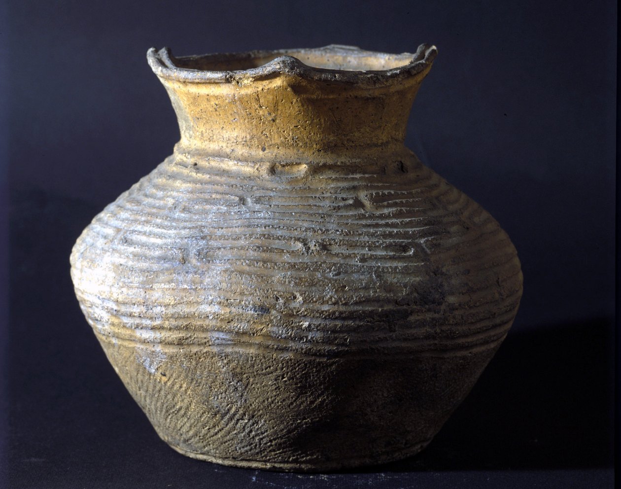 Jarra de terracota del período Jomon (período de prehistoria en Japón). Roma, Museo Nacional de Arte Oriental de Prehistoric Prehistoric