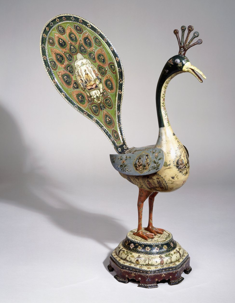 Un pavo real Qajar pintado con diseños florales y cartuchos pictóricos que representan cortesanos, siglo XIX de Qajar School