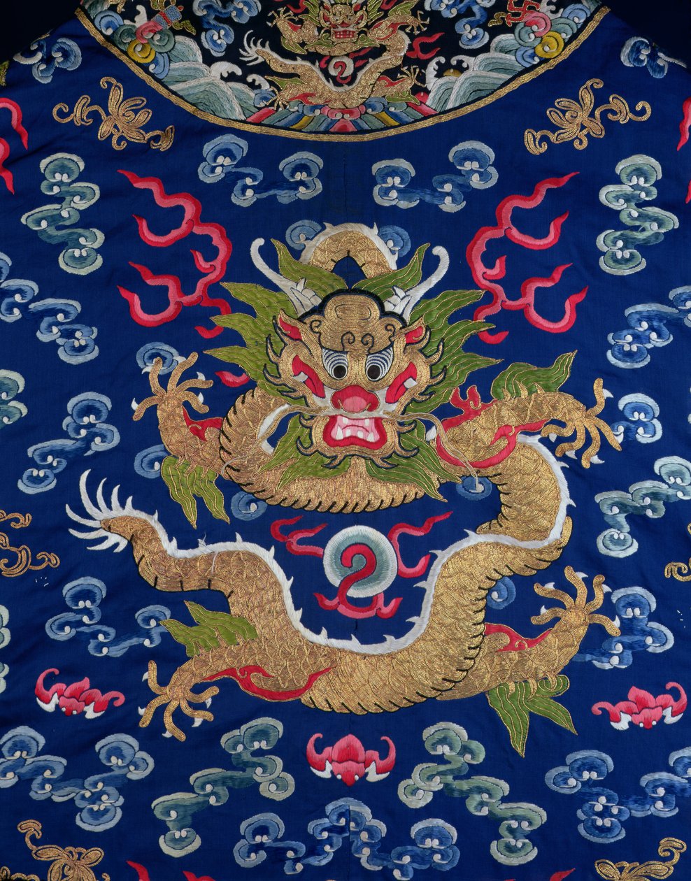 (detalle) de una túnica de dragón bordada en fondo azul de Qing Dynasty Chinese School