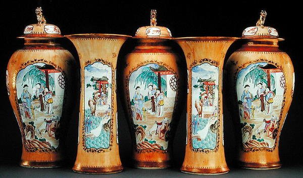 Una garnitura de cinco piezas de famille rose con fondo café au lait, Periodo Qianlong de Qing Dynasty Chinese School