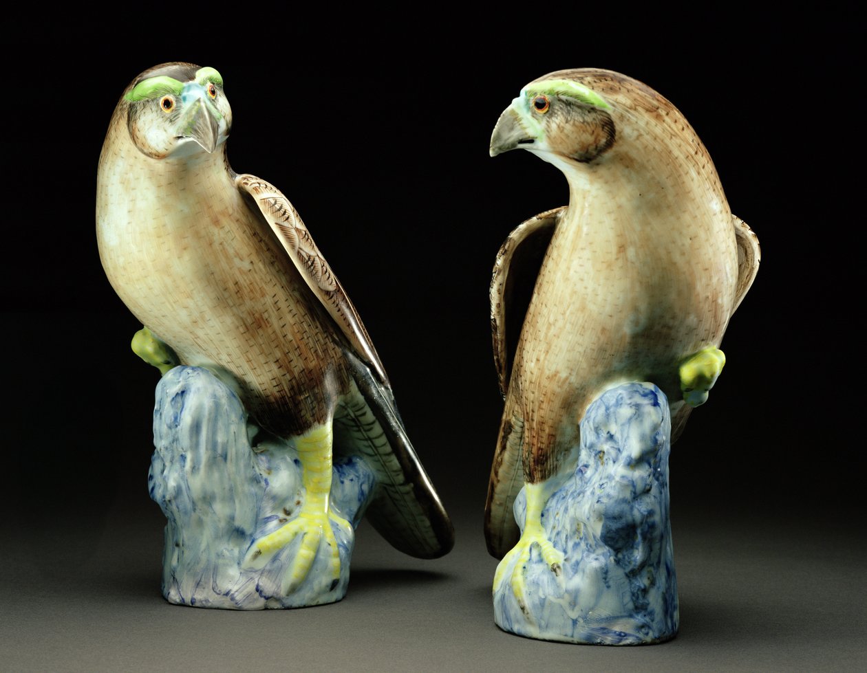 Un par de halcones famille rose (porcelana) de Qing Dynasty Chinese School
