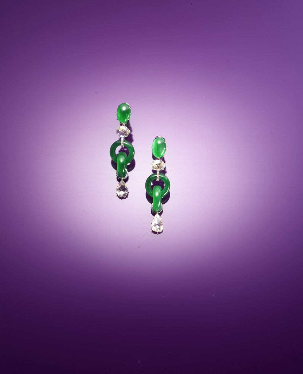 Un par excepcional de pendientes de aro doble (jadeíta y diamantes) de Qing Dynasty Chinese School