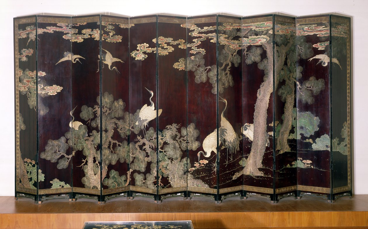 Pantalla de Coromandel que representa grullas, pinos y nubes sobre un fondo negro, 1691 de Qing Dynasty Chinese School