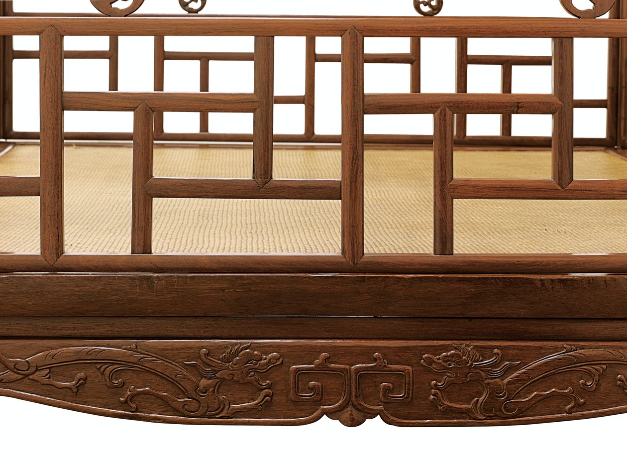 (detalle) de una cama con dosel de seis postes Huanghuali, dinastía Qing Jiazichuang (madera) de Qing Dynasty Chinese School