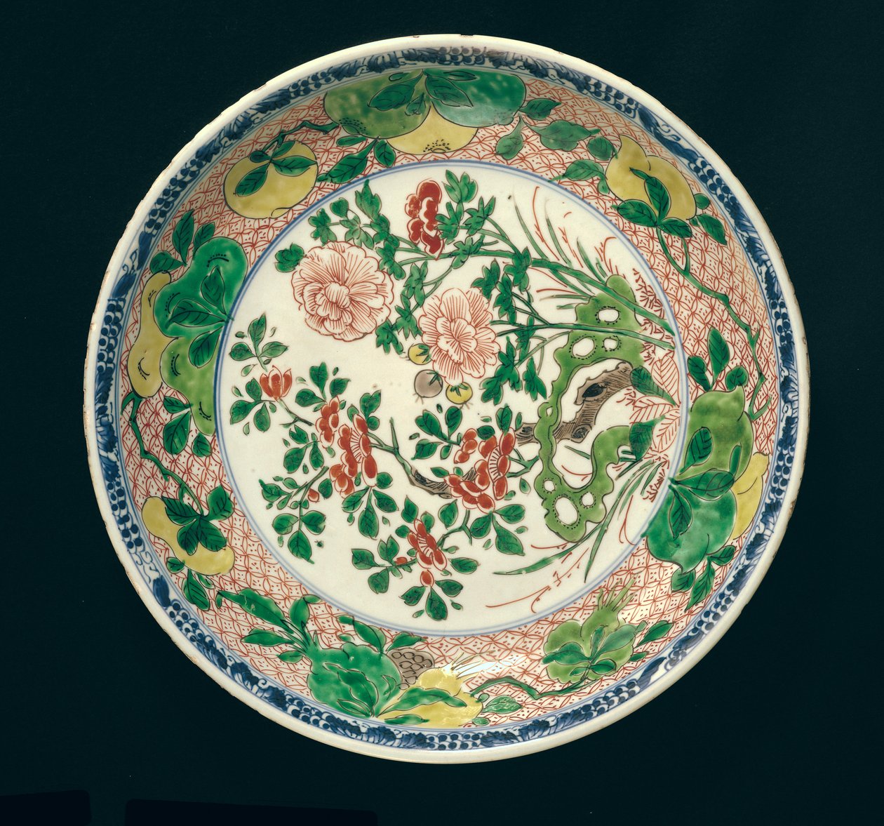 Plato con decoración famille verte, Período Kangxi, 1662-1722 de Qing Dynasty Chinese School