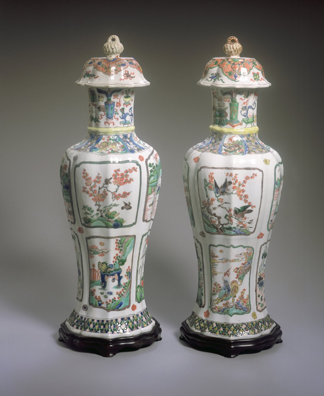 Par de jarrones y tapas de exportación china Famille Verte, período Kangxi (1662-1722) (porcelana) de Qing Dynasty Chinese School