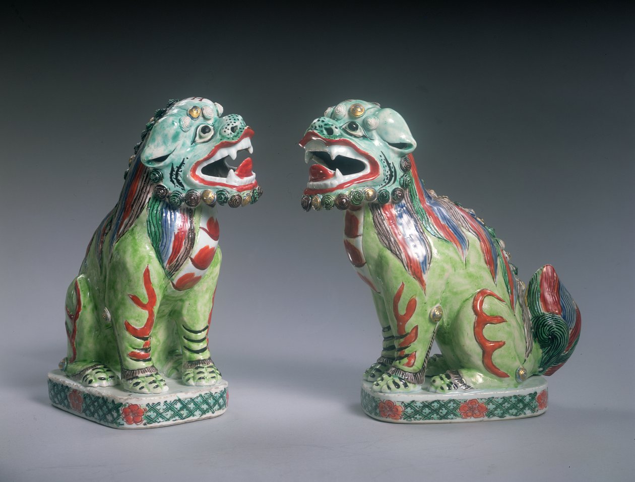 Par de Leones Famille Verte, período Kangxi (1662-1722) de Qing Dynasty Chinese School