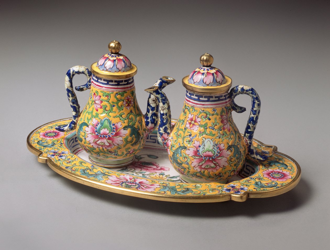 Par de Jarras en Miniatura y Bandeja, período Qianlong (1736-95) de Qing Dynasty Chinese School