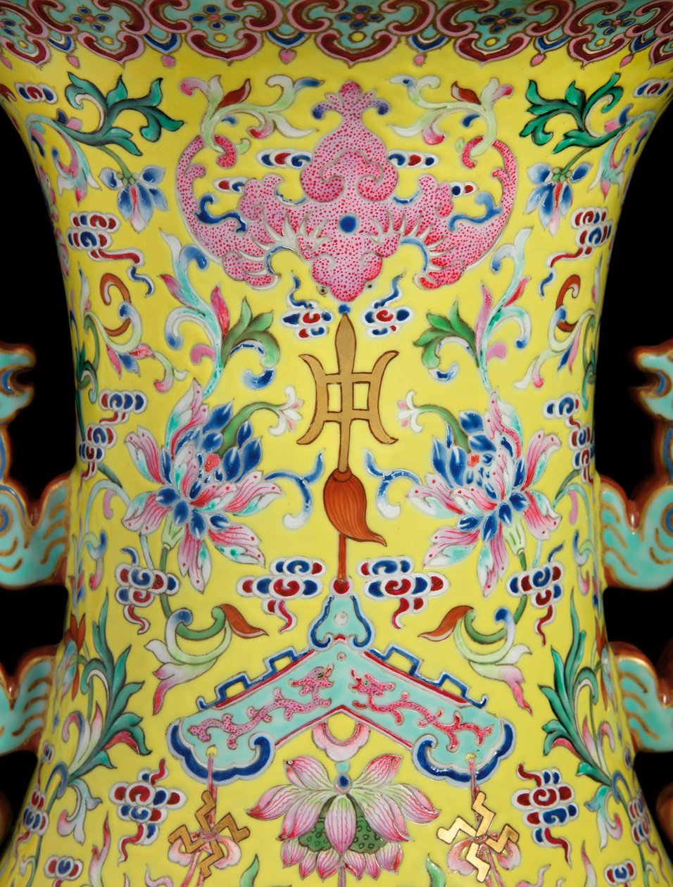 Detalle de uno de un par de jarrones imperiales Famille Rose de Qing Dynasty   Jiaqing Period Chinese School