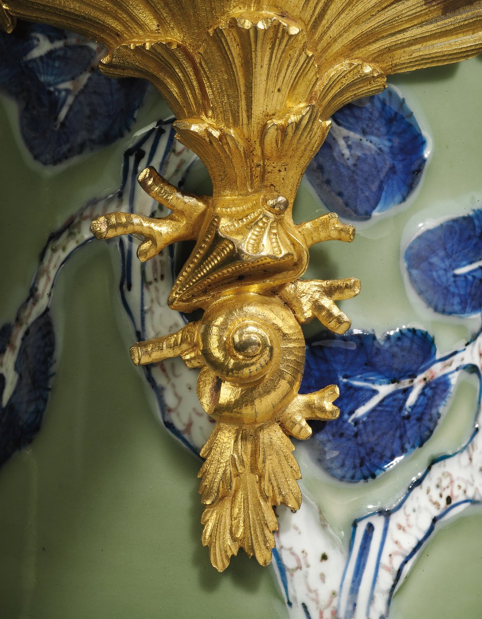 Una de un par de jarras de Luis XV, porcelana 1662-1722, monturas c.1745-49 de Qing Dynasty   Kangxi Period Chinese