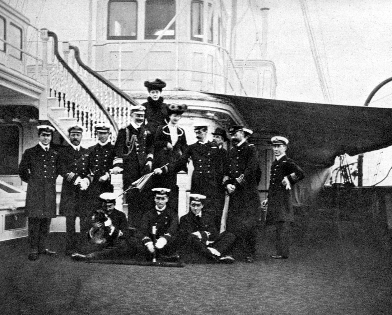 Retrato de grupo a bordo del yate real Victoria y Albert, Copenhague, 1908 de Queen Alexandra