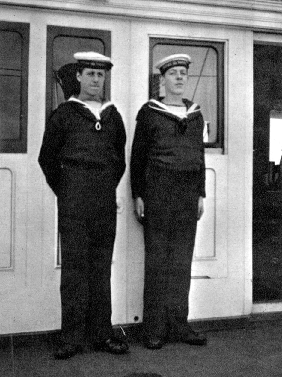 Dos chicos de barco en el yate real Victoria y Albert III, 1908 de Queen Alexandra