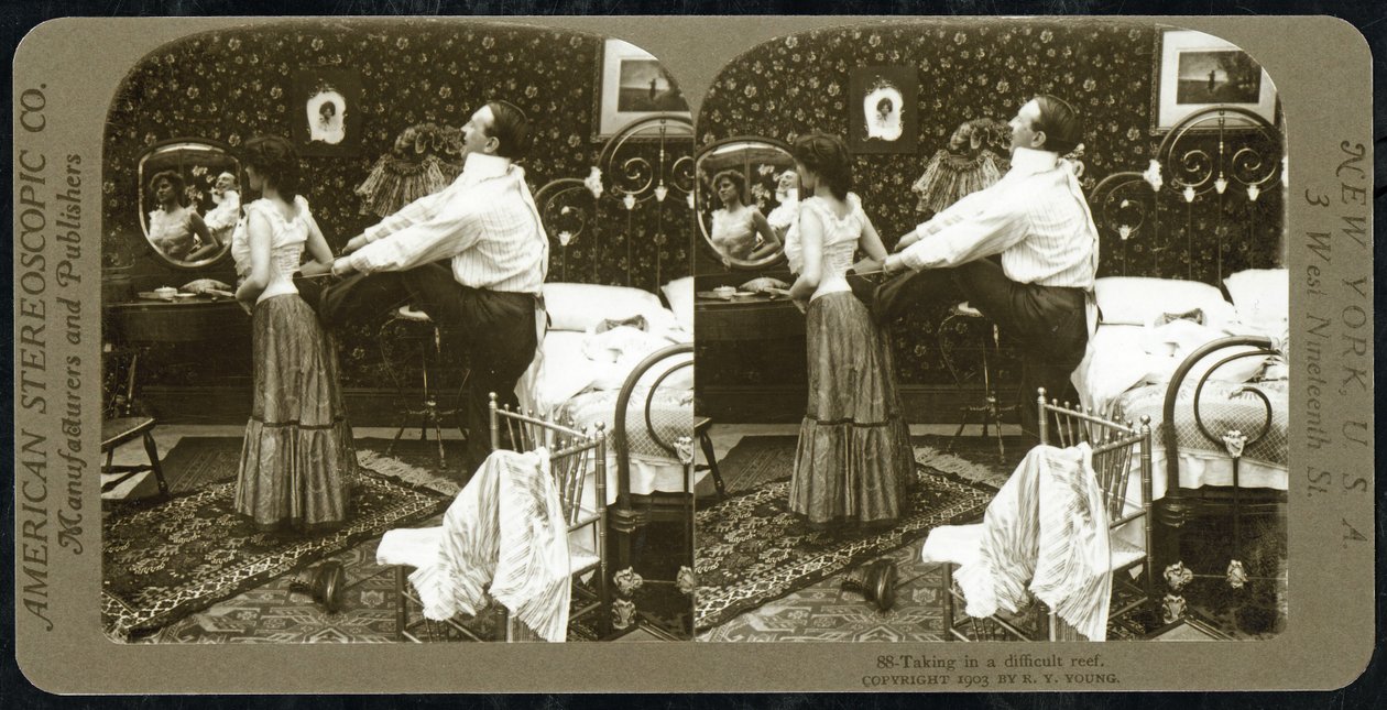 Tarjeta estereoscópica que muestra a una mujer atándose un corsé, publicada por la American Stereoscopic Company. de R.Y Young