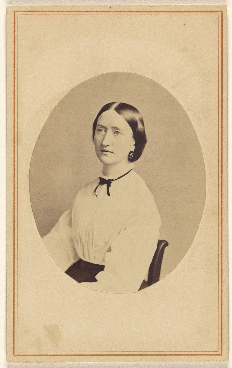 [Mujer no identificada, sentada] de R. A. Lord