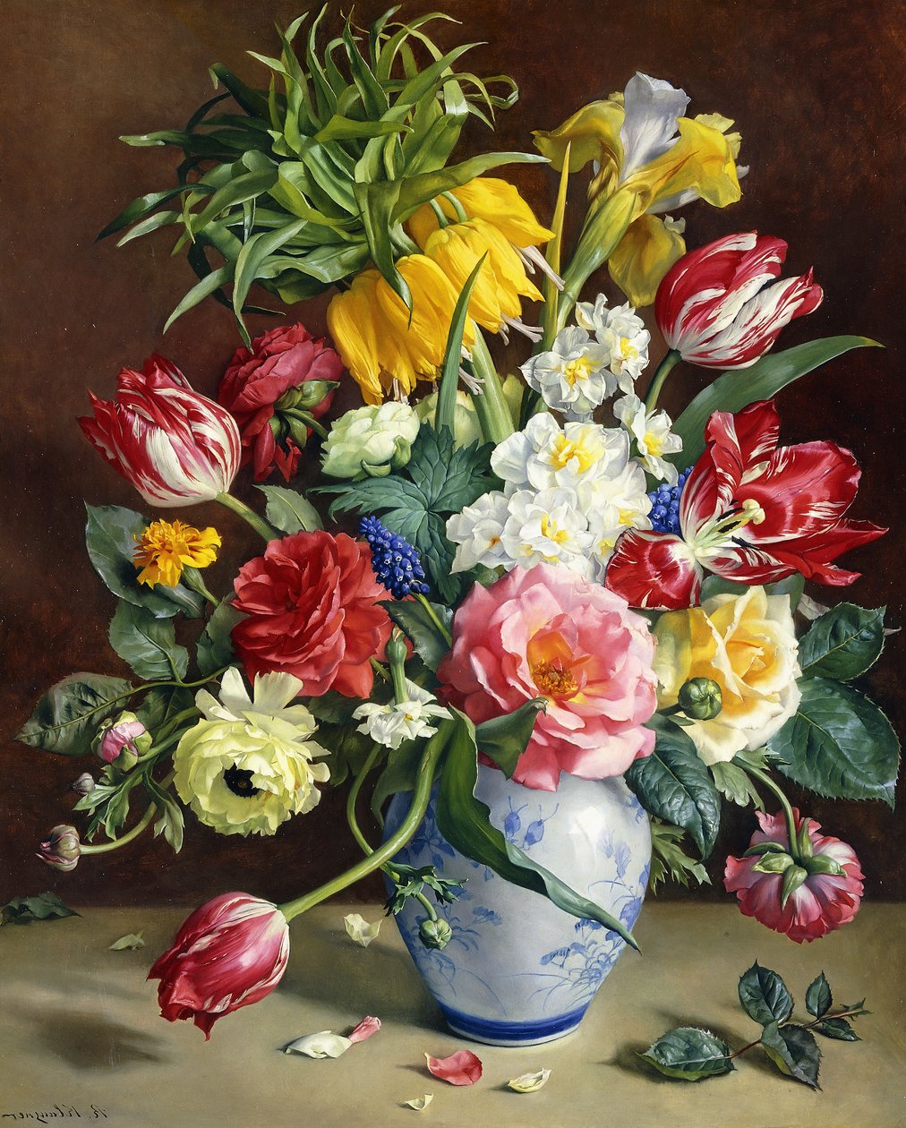 Tulipanes, rosas, narcisos y otras flores en un jarrón azul y blanco de R. Klausner
